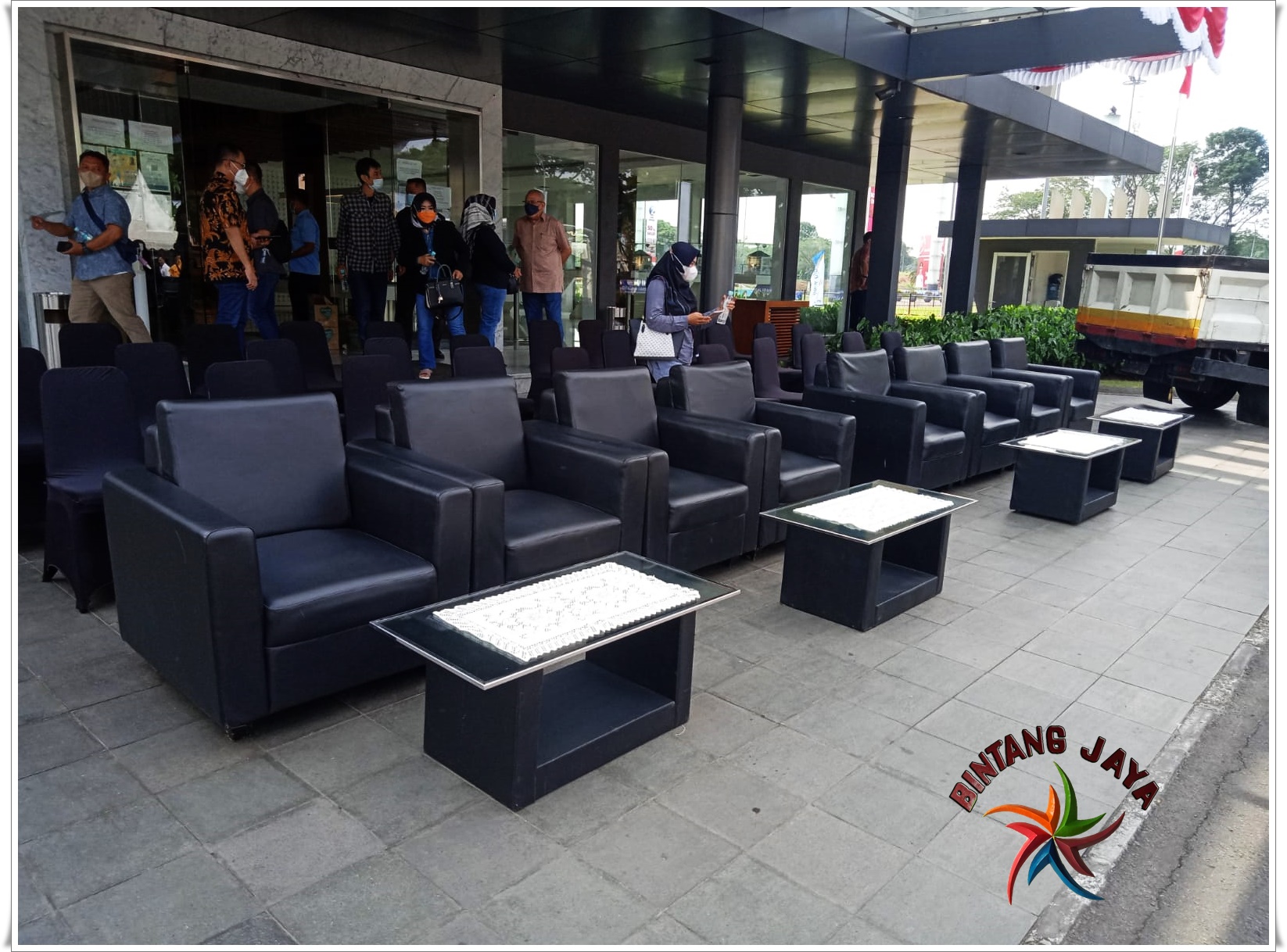 Meja Vip Kaca | Pusat Sewa Meja & Sewa Kursi Event Kantor Anda