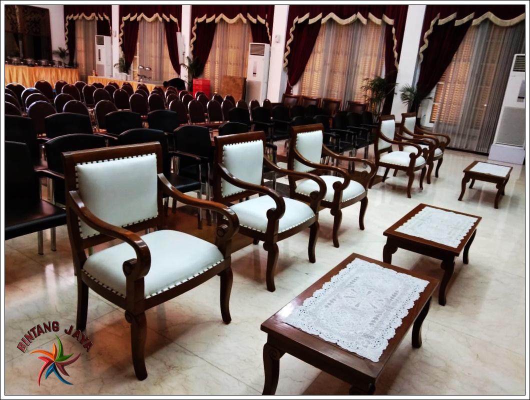 Meja VIP Kayu | Pusat Sewa Meja & Sewa Kursi Event Kantor Anda